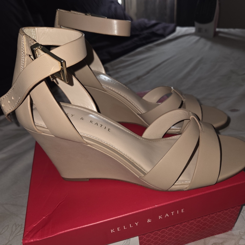 Kelly & Katie Women's Beige Wedge Sandals
